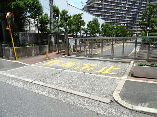 駐車場出入り口（ロボットゲート付）