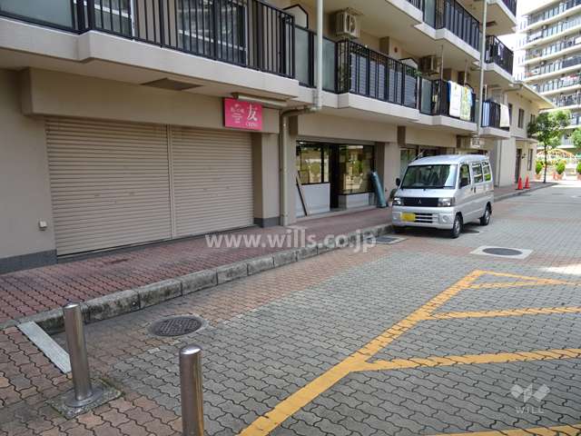 棟内に店舗部分があります。