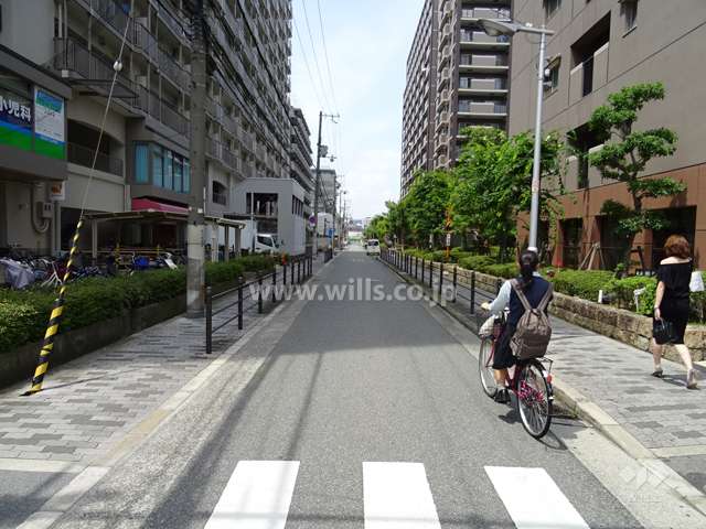 敷地西側の前面道路