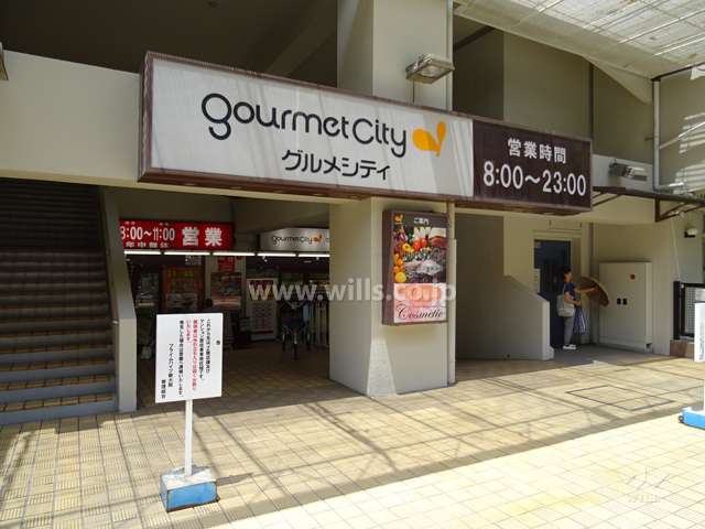 棟内一階には店舗が入っています。