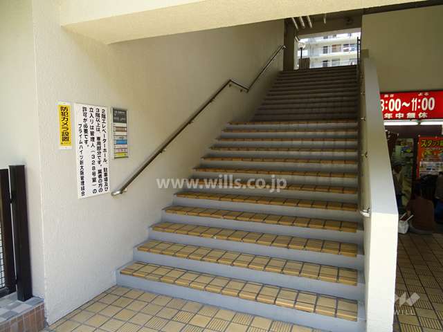 エントランスホールへ上がる階段