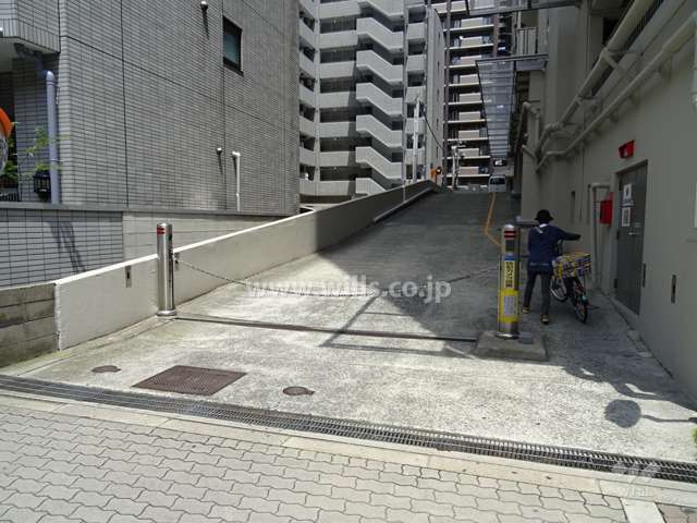 駐車場出入り口（ロボットゲート付）