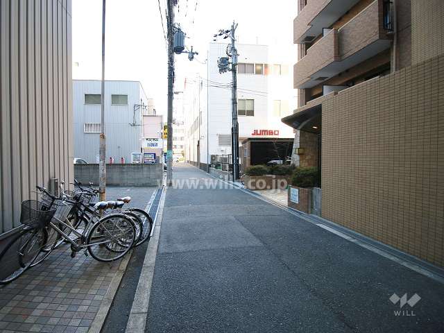 敷地西側の前面道路（南側から）