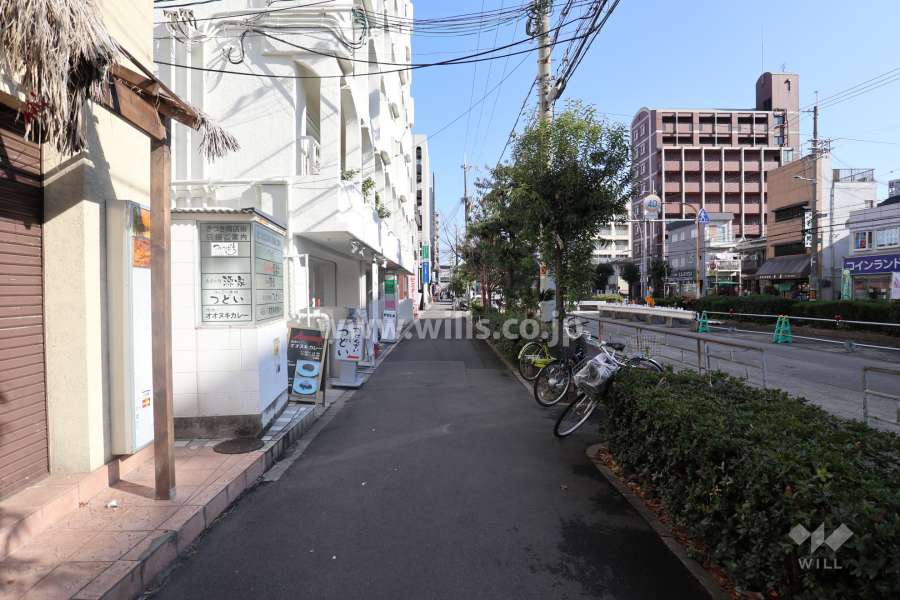 物件の南側前面道路（西側から）