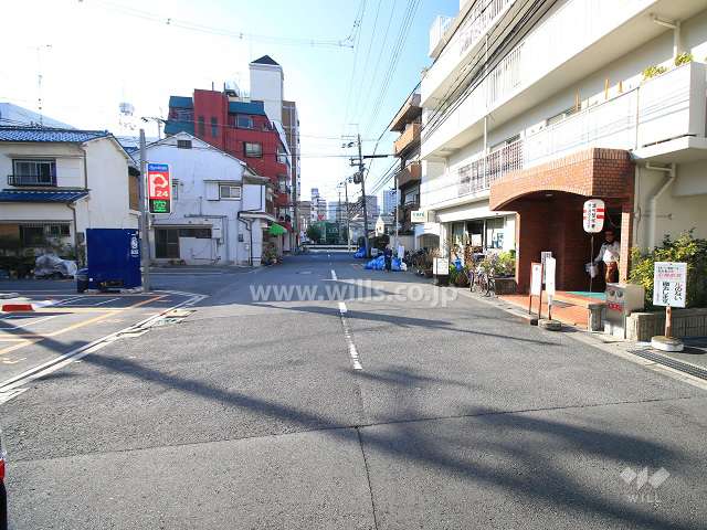敷地東側の前面道路（北側から）