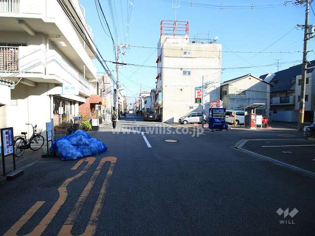 敷地東側の前面道路（南側から）