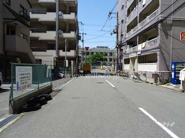 敷地南側の前面道路