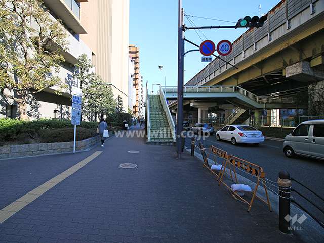 敷地東側の前面道路（南側から）