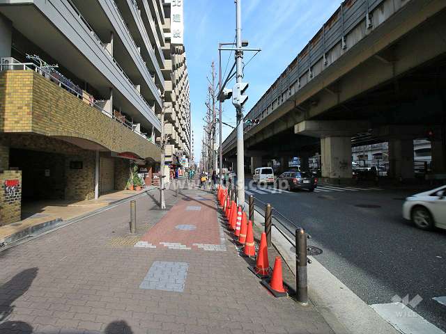 敷地東側の前面道路（南側から）