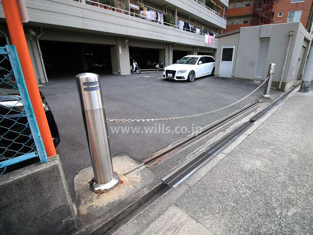 駐車場出入り口（ロボットゲート付き）