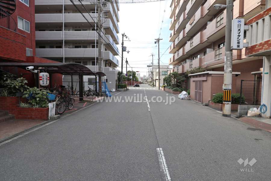 敷地の北側前面道路（東側から）
