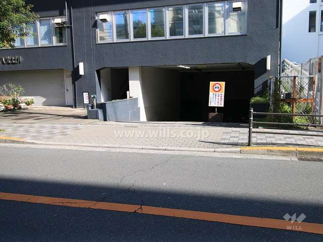 地階にある駐車場へのアプローチ