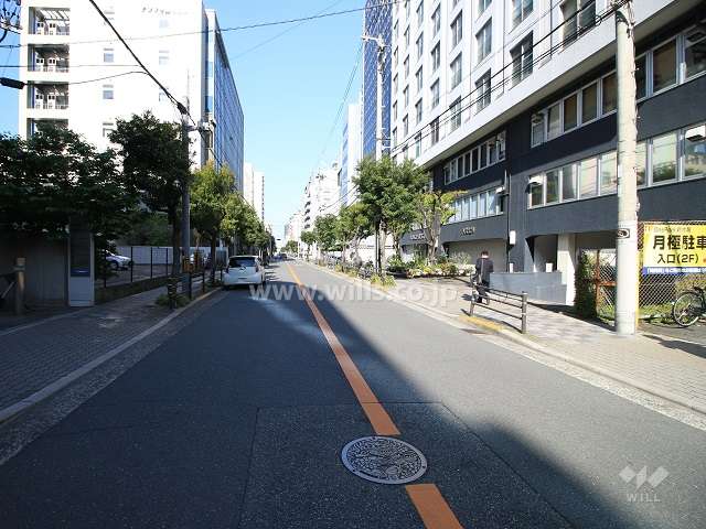 敷地南側の前面道路（東側から）