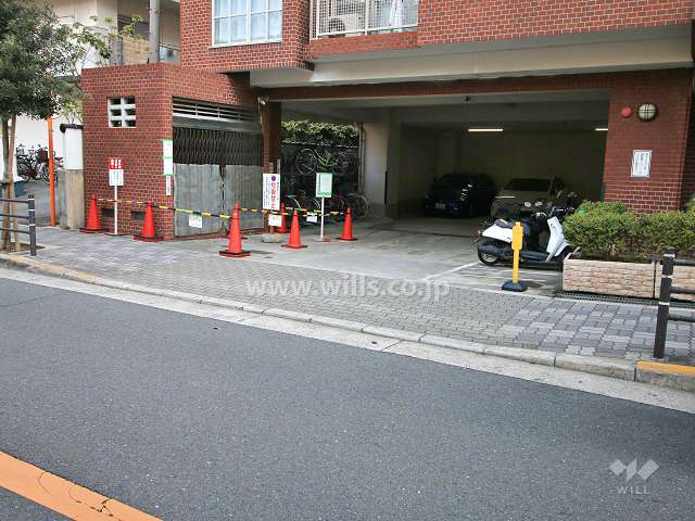 駐車場出入り口