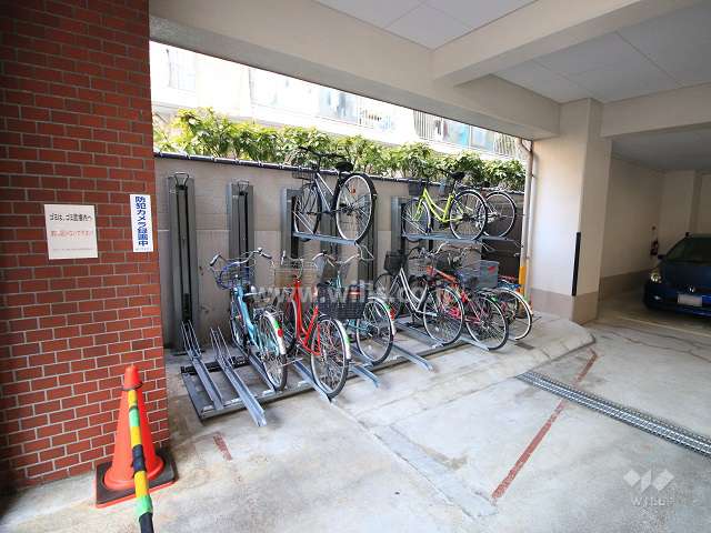 屋内に設けられた駐輪場