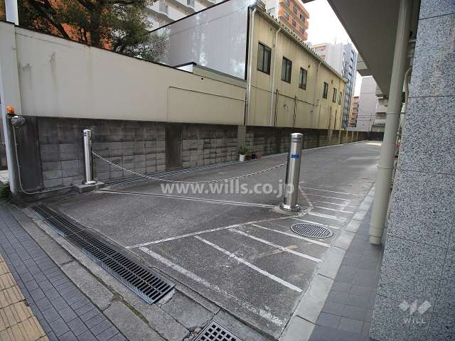 駐車場出入り口（ロボットゲート付き）