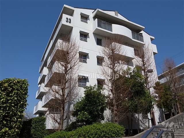 公団千里緑丘団地３３号棟の外観（南東側から）