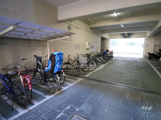 屋内に設けられた駐輪場