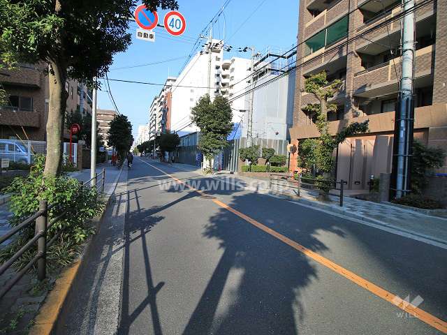敷地南側の前面道路（東側から）