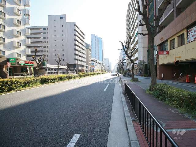敷地北側の前面道路（西側から）