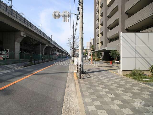 敷地南側の前面道路（東側から）