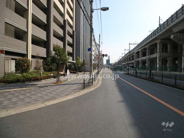 敷地南側の前面道路（西側から）