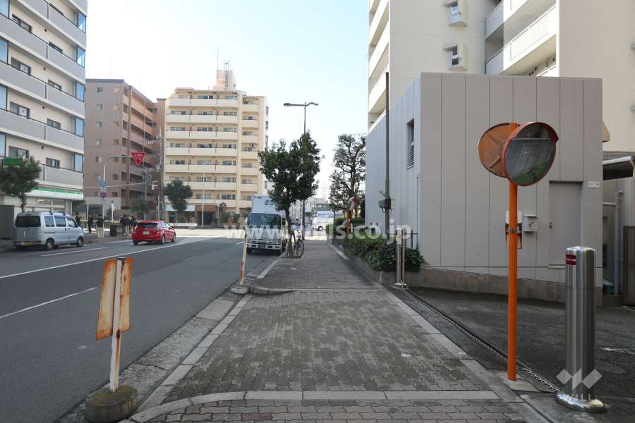 敷地の南側前面道路（東側から）