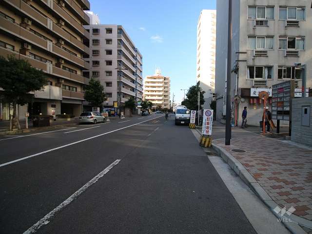 敷地南側の前面道路（東側から）