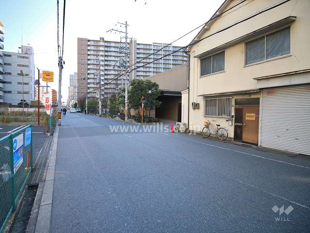 敷地北側の前面道路（西側から）