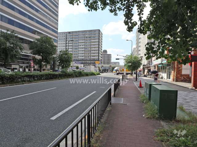 敷地南側の前面道路(東側から)