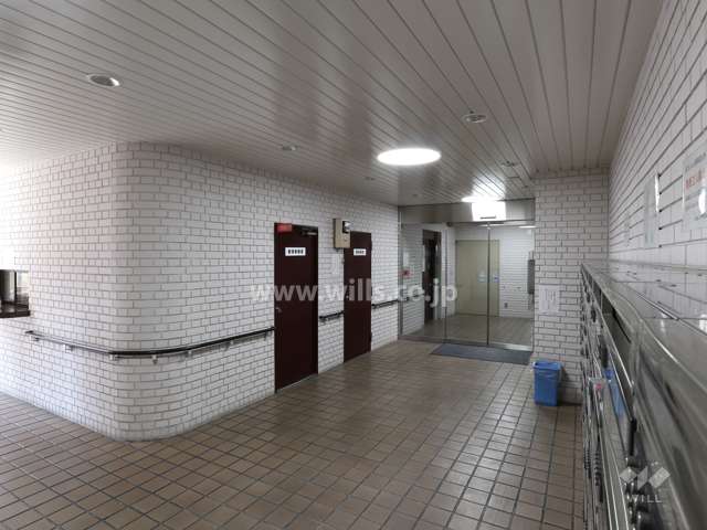 エントランスはオートロック付きです。