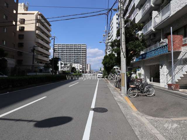 敷地西側の前面道路(南方向から)