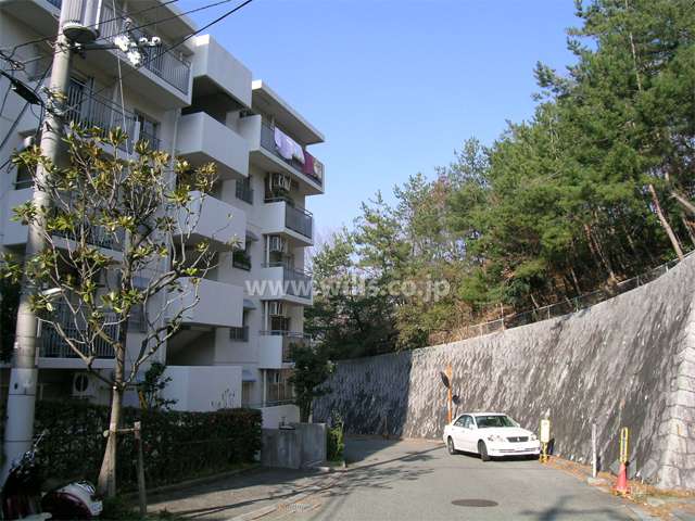 公団千里緑丘団地３５号棟の外観（東側から）