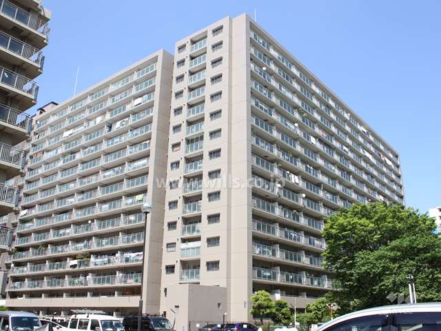 ファミールハイツ北大阪2号棟の外観（南西側から）