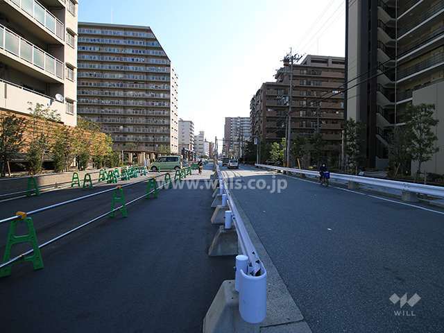 敷地南側の前面道路（西側から）