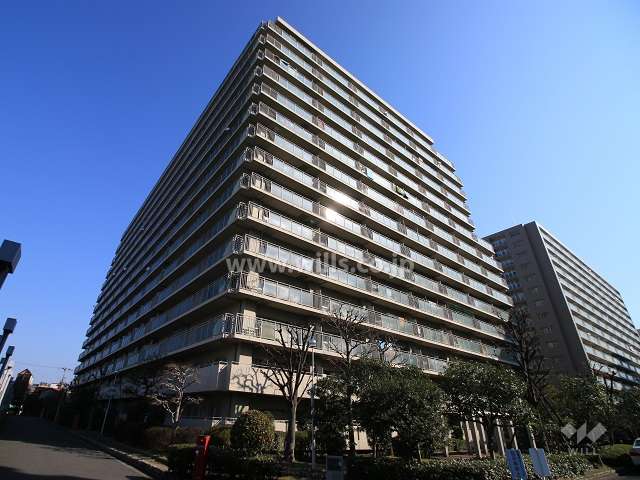 ファミールハイツ北大阪5号棟の外観（南西側から）