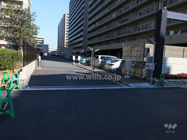 駐車場出入り口（ロボットゲート付き）