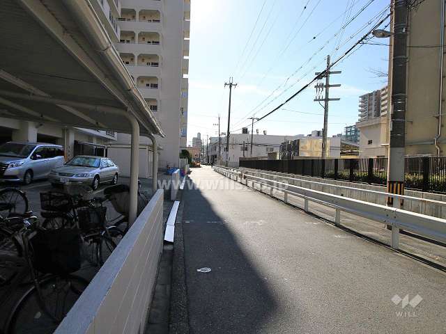 敷地西側の前面道路（北側から）