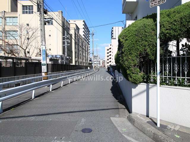 敷地西側の前面道路（南側から）