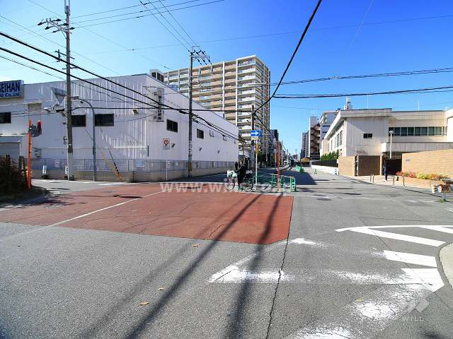 敷地南側の前面道路（東側から）