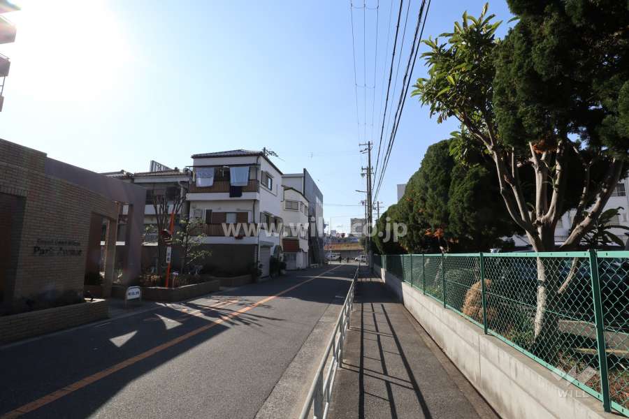 敷地北側の前面道路