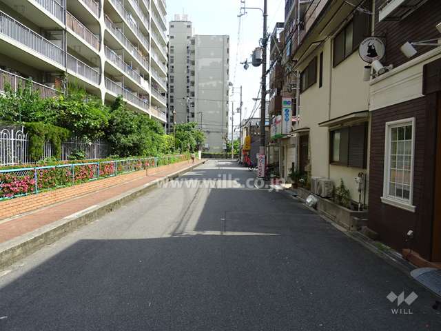 敷地西側の前面道路