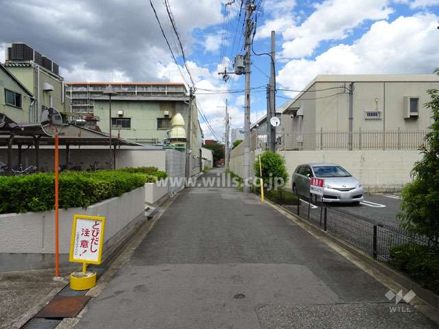 敷地東側の前面道路(南側から)