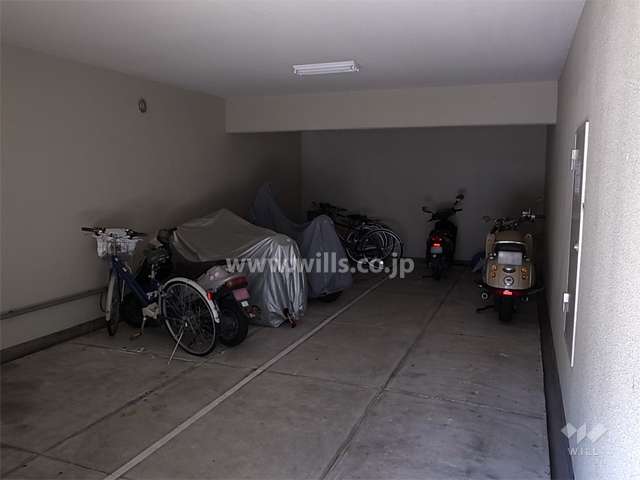 建物1階にある駐輪場、バイク置き場