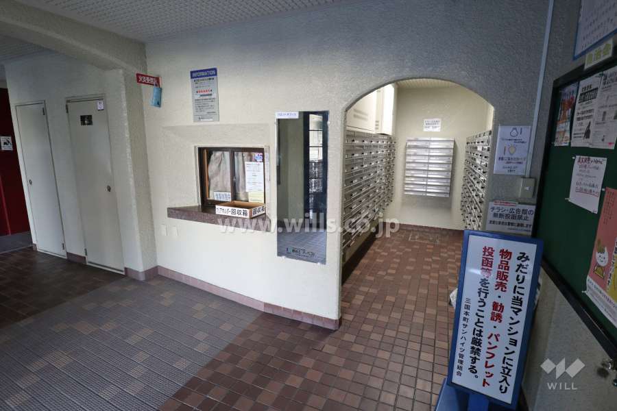 エントランスホールと共用ポスト