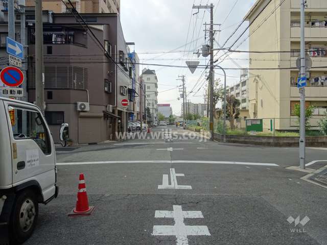 南側前面道路(西側から)