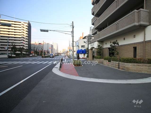 敷地南側の前面道路（東側から）
