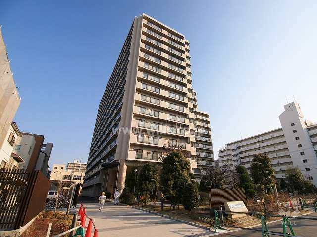 ファミール北大阪リンクスの外観（南西側から）