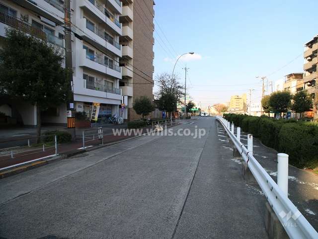 敷地北側の前面道路（東側から）