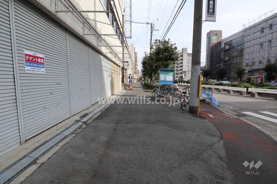 敷地の南側前面道路（西側から）